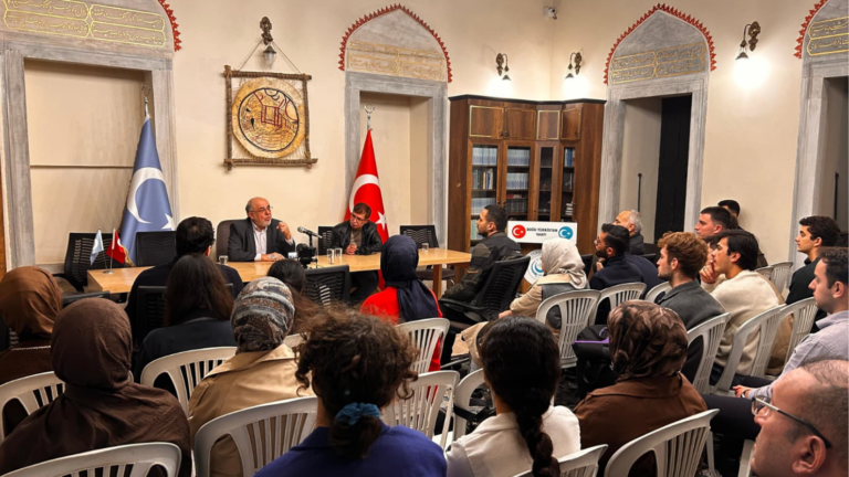 İyilik Üretenler Derneği tarafından düzenlenen konferansta katılımcıların sunumu dinlemesi