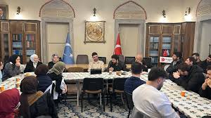 İyilik Üretenler Derneği aylık kitap tahlili etkinliğinde bir araya gelen katılımcılar