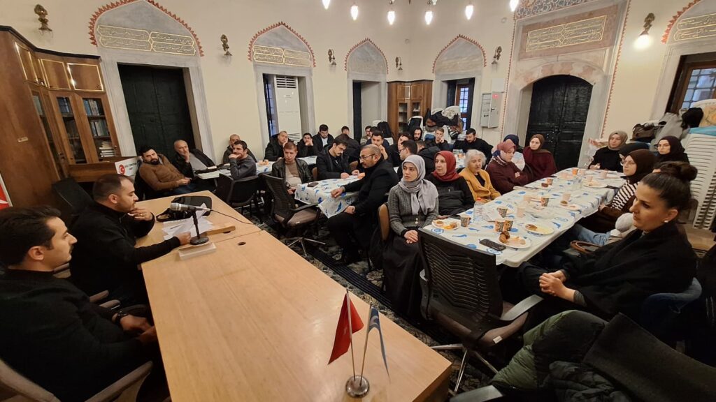 İyilik Üretenler Derneği tarafından düzenlenen konferansta katılımcıların sunumu dinlemesi